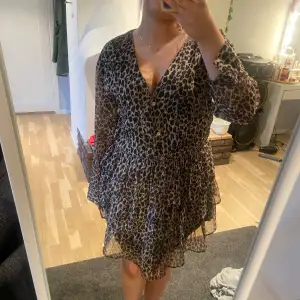 En jättefin leopard klänning aldrig använd köpt på Gina tricot❤️  Ny pris 650