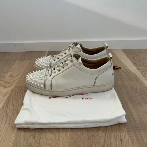 Christian Louboutin skor - Tjena! Säljer dessa Christian Louboutin skorna i fint skick! Inga skador på skorna. Storlek 44. Det tillkommer dustbags och äktahetsbevis finns. Tveka inte att höra av dig om du har några frågor!
