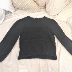 Stickad tröja - Helt oanvänd stickad tröja med mönster i🥰