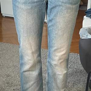 Lowwaisted weekday arrow jeans som tyvärr är för små för mig. Har knappt änvänt de. Inga fläckar. Storlek 27/32