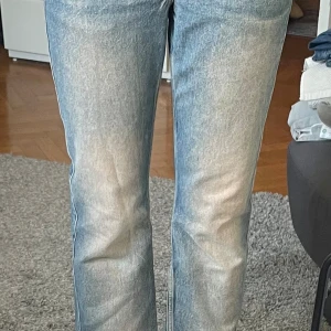 Jeans - Lowwaisted weekday arrow jeans som tyvärr är för små för mig. Har knappt änvänt de. Inga fläckar. Storlek 27/32