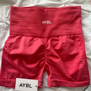 Tränings shorts - Tyvärr för små, aldrig använda, endast provade. Köpa för ca 400kr