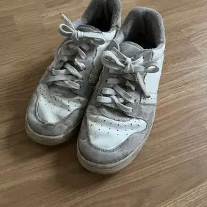 Säljer dessa skor pågrund av att den inte passar länge❤️Skorna är smutsiga men fläckarna går säkert bort efter en tvätt eller två 