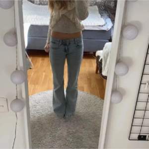 Super fina jeans från pull & best. Har två likadana , ett par i storlek 34 och 36. Perfekta nu till sommaren  (Oanvända) 💓