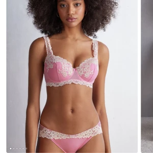 Intimissimi bh - Jag säljer denna fina intimissimi bh då jag vill ha den i en annan färg och modell, använt väldigt få gånger och är i storlek 75C❣️