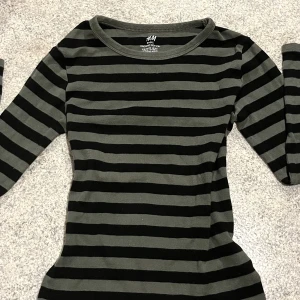 Långärmad babytee  - Långärmad liten babytee som jag köpte förra sommaren, den är egentligen barnstorlek men sitter jättefint på folk med xs den slutar lite under naveln och passar bra till lågmidjat, ärmarna är inte full lenght utan mer tre kvarts 