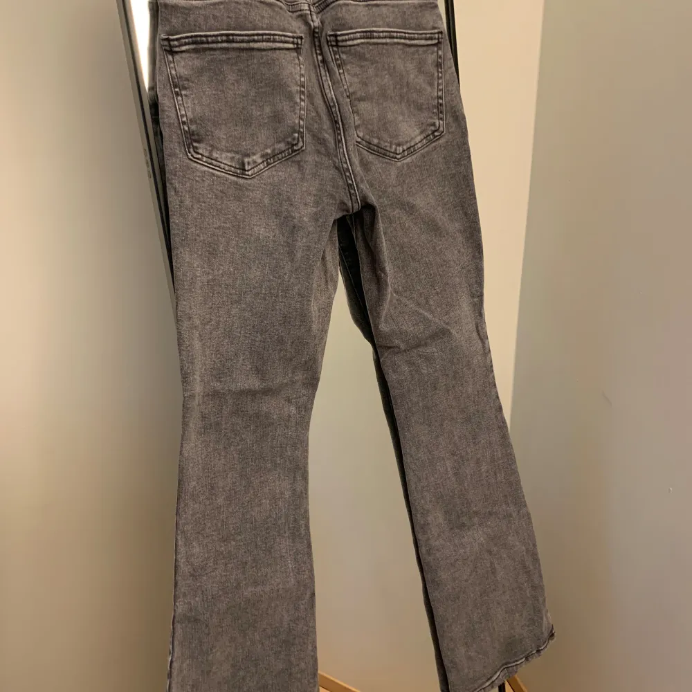 Jättefina jeans från Gina tricot. Älskar dem men de har blivit för små. Nypris 500kr .💕💕. Jeans & Byxor.