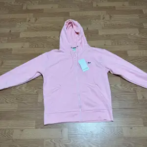 Ny Lacoste zip hoodie, säljer då den är för stor, Storlek S men passar som M. Nypris 1600-1700kr✅  Pris kan diskuteras vid snabb affär 🌟