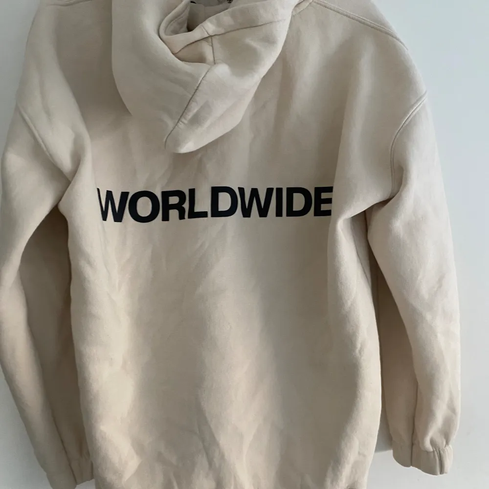 En beige zip hoodie från black squad💕 finns ett hål på insidan som inte syns💕. Tröjor & Koftor.