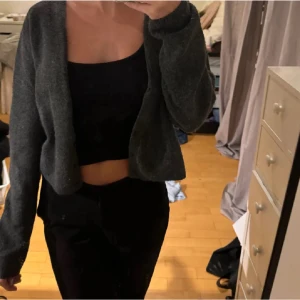 Grå sticlad kofta - Grå kofta från Stradivarius, aldrig använd 💘