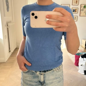 Tröja - T-shirt tröja i tjockare material, Såå fin och perfekt till våren! Använd men i fint skick! 