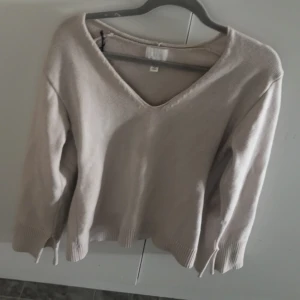beige stickad tröja  - beige stickad tröja från h&m med slits vid armarna storlek s men passar m också 