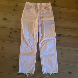 Ljusrosa jeans - Hej! Nu säljer jag mina ljusrosa jeans från new yorker. Använd fåtal gånger. Storlek: 32. Nypris: 200kr. Mitt pris: 100kr.  Köparen står för frakten. 