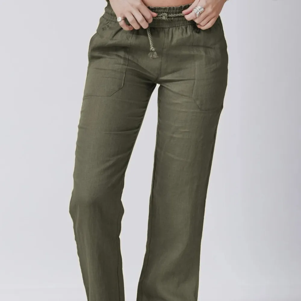 Linne byxor från Skagen clothing köpa för 799kr och endast använda 3 gånger så dom är som helt nya i storlek S skriv för egna bilder, i en super fin grön färg . Jeans & Byxor.