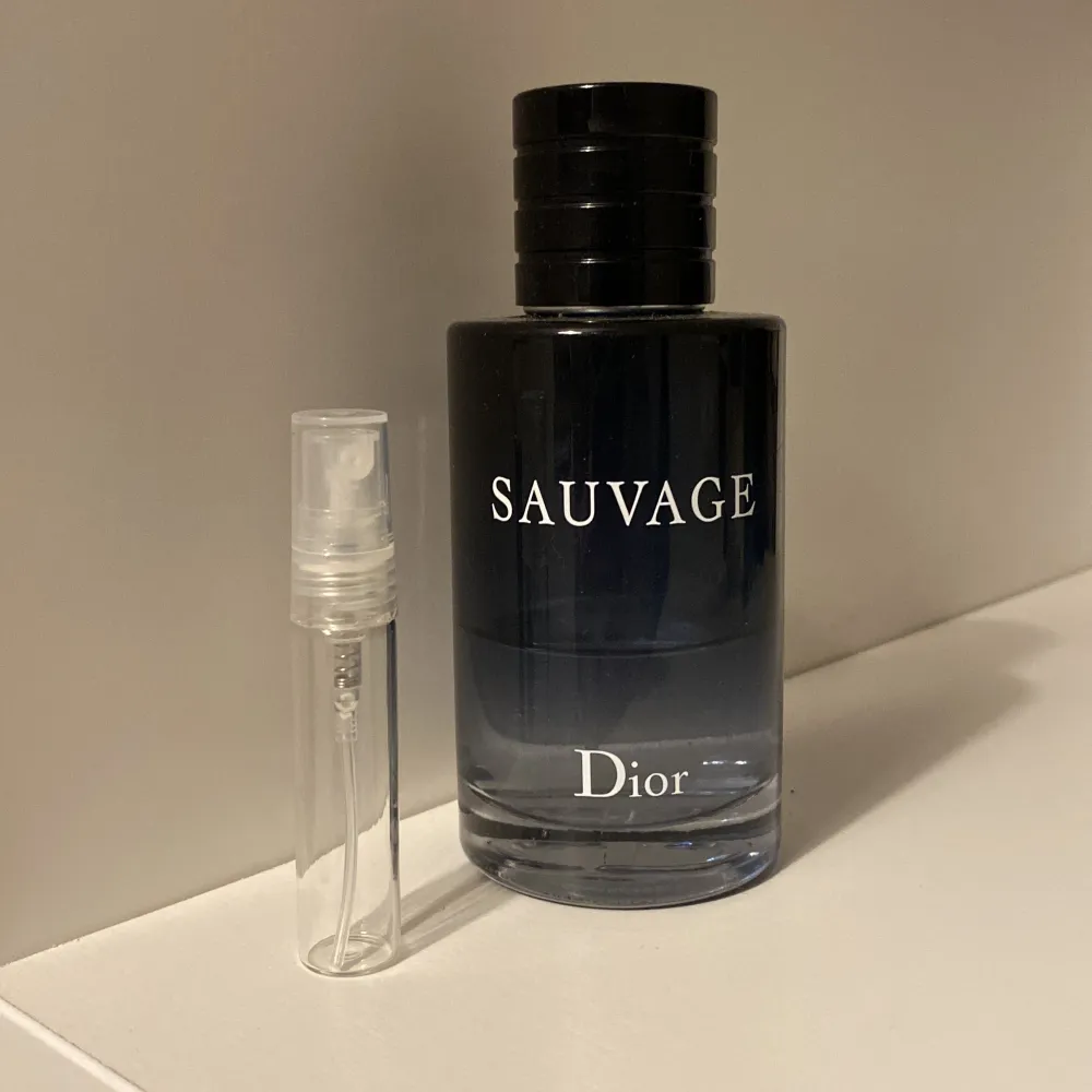Dior sauvage är en jätte bra vinter perfym som kommer garantera att du luktar som bäst i rummet, endast 60kr/5ml, 40kr/3ml, 20kr/2ml. Övrigt.