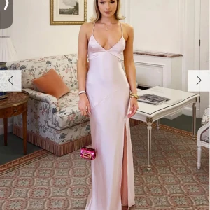 Balklänning - Säljer nu en jättefin balklänning från Bohoo! Jag är ca 170 o den är lång på mig o går till marken☺️ Skriv privat om ni vill ha fler bilder!