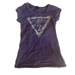  stunning guess well top in regal purple.  Designed in size M it offers both style and comfort
