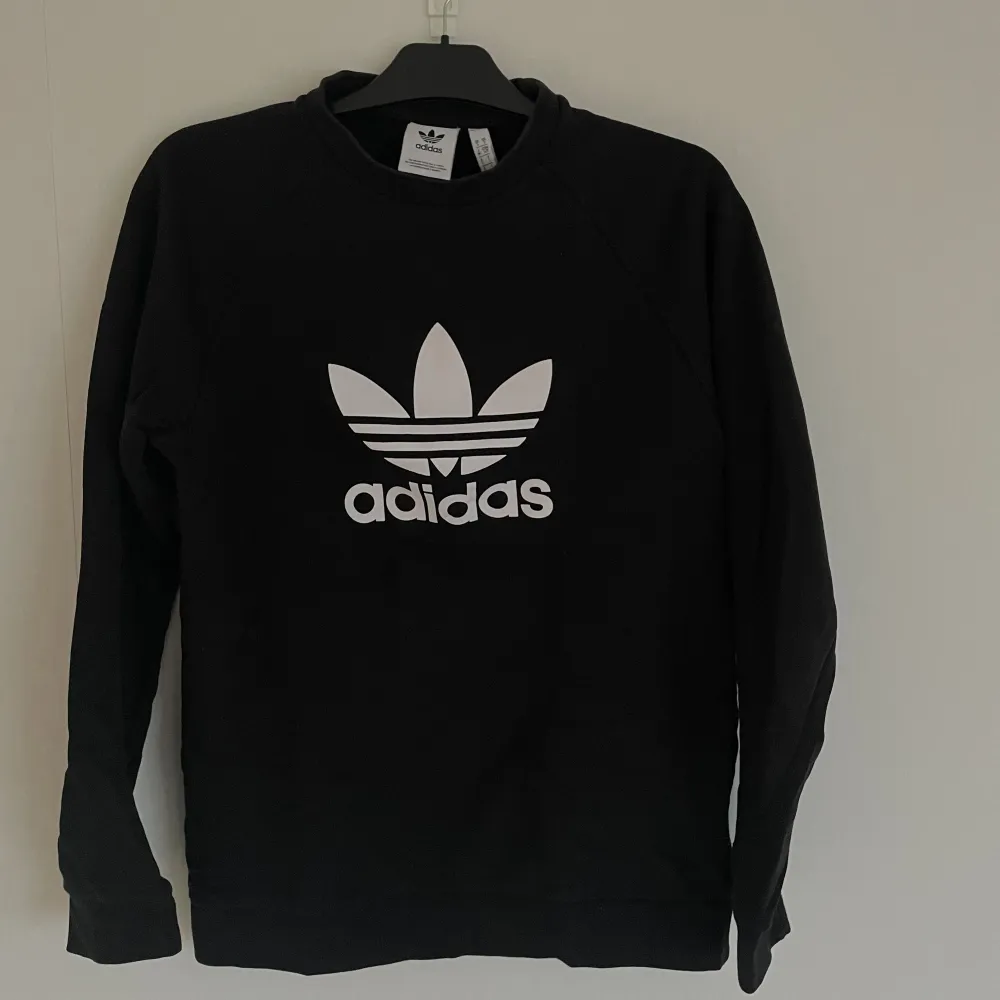 Sweatshirt från Adidas i storlek S.. Tröjor & Koftor.