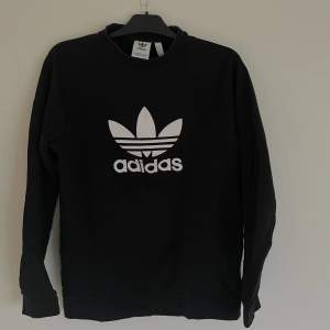 Sweatshirt från Adidas i storlek S.