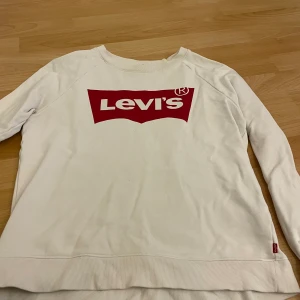 Levi’s sweatshirt  - Säljer en sweatshirt från levi’s. Använd ganska mycket men finns inga direkta täcken på användning.