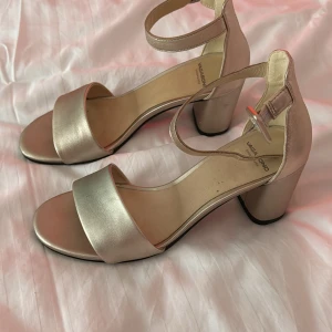 Vagabond Klackar - Säljer dessa Vagabond klackar jag använde en kväll, köpte dlm för 899kr, den ena skon har blivit lite smutsig därav priset men super finna annars och väldigt bekväma.☺️kommer med original låda.