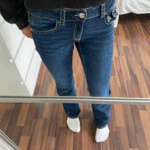 Säljer dessa marinblå jeans från young gina. De är i mycket gott skick och knappt använda. Nypris är 300kr. Kontakta mig vid intresse eller frågor.