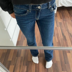 Gina Tricot marinblå jeans - Säljer dessa marinblå jeans från young gina. De är i mycket gott skick och knappt använda. Nypris är 300kr. Kontakta mig vid intresse eller frågor.