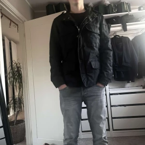 Zadig&Voltaire field jacket - En snygg field jacket från Zadig Voltaire. Den är i väldigt hög kvalite med päls inuti och gjord i jeans. Perfekt jacka när det är vår och passar om man är 183-190. Storlek Medium. Nypris är cirka 6000. Billiga priset är pga att ja vill bli av me den