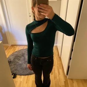 Fest topp - Jätte fin fest topp. Använd ca 3 gånger. Säljer då den är lite för liten för mig. Storlek XS men har nog krympt en aning i tvätten. 