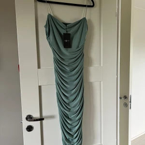 Helt ny klänning - Oanvänd. Storlek L men jag skulle säga att den är som en S/M. tight fit. Turkos/blå/grön färg, helt magisk.  Snatch på alla rätt ställen och super skön.  Ord pris ca 700