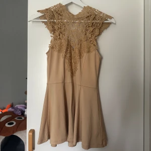 Guld topp Bubbleroom - Guldig topp köpt från Bubbleroom med din knytdetalj i bak. Använd några få gånger, men hängt i garderoben oanvänd länge. 