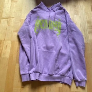Lila huddie med tryck - Köpt den Zalando för länge sen. Köpt för ungefär 500kr! Använt fåtal gången men i jättebra skick!