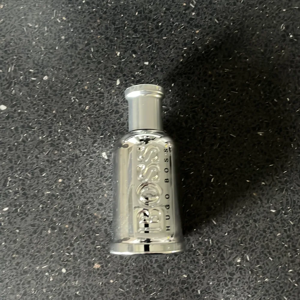 Hugo Boss Bottled United EDT  Endast Testsprutad runt 99% kvar av parfymen Nypris: 850 Mitt Pris: 650 PS. Kan också ta byten. Övrigt.