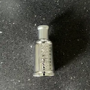 Hugo Boss Bottled United EDT  Endast Testsprutad runt 99% kvar av parfymen Nypris: 850 Mitt Pris: 700 PS. Kan också ta byten