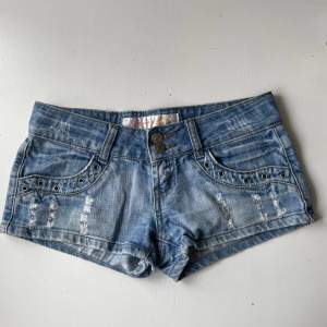 Säljer dessa as snyggggaa jeansshorts eftersom att de inte passar mig!💗
