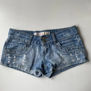 Lågmidjade jeansshorts  - Säljer dessa as snyggggaa jeansshorts eftersom att de inte passar mig!💗