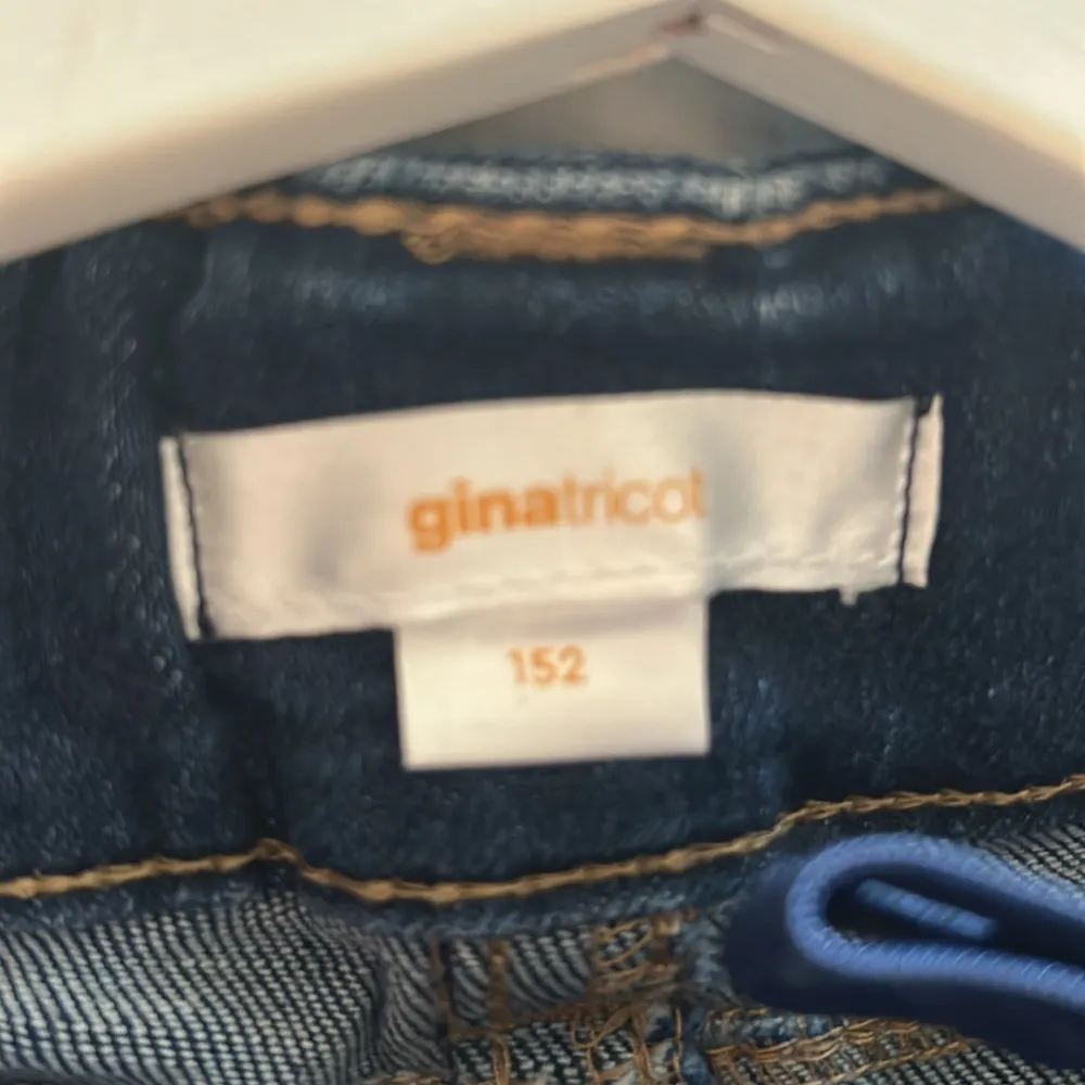Boot cut jeans. Använt ungefär 5 gånger, jätte bra skick och jag säljer dom för att dom är lite för korta än vad jag gillar. Original pris 400kr , frakt 39kr. Jeans & Byxor.