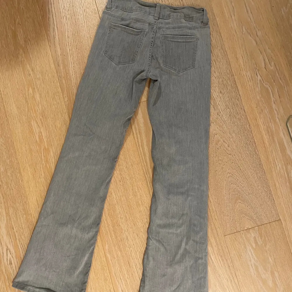 Lågmidjde bootcut jeans från Gina Young. Sitter jättesnyggt på men de kommer inte till användning💗 Köparen står för frakten. Jeans & Byxor.
