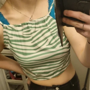 Rygglös Crop top från Shein - Den är i mycket fint skick, då den bara är använd ett få par gånger. Storlek 36