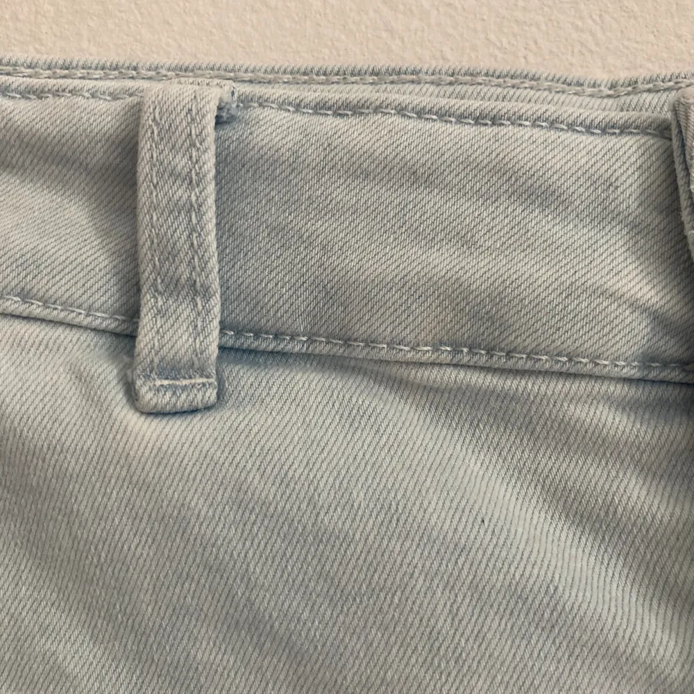 Fina jeansshorts från HM med bra passform, sköna även om de inte är lågmidjade. Tunnt jeansmaterial. Kommer inte till användning längre och säljer därför 🩵. Jeans & Byxor.