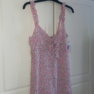 Nelly klänning - Super härlig sommar klänning från Nelly i storlek 38 , oanvänd och därav prislapp kvar , klänningen har en slits nedtill och säljs för 150 kr