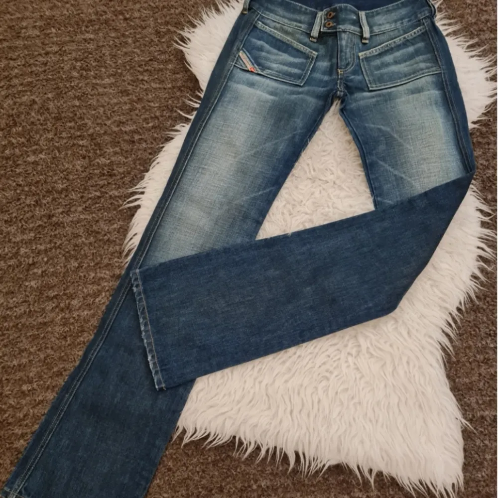 Sjukt snygga bootcut jeans som är köpta på Vestiaire collective! Tyvärr var de lite för små för mig. Ytterbens längd är 104cm och innerbenslängd 86cm. Pris kan diskuteras. Skriv för fler bilder!❤️ . Jeans & Byxor.