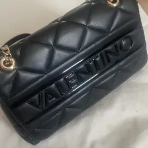 Äkta Valentino väska köpt för 1500 kr , använd sparsamt väskan är i bra skick och säljs för 700  kr