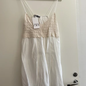 Vit klänning ZARA - Storlek L/M pris 220kr från ZARA