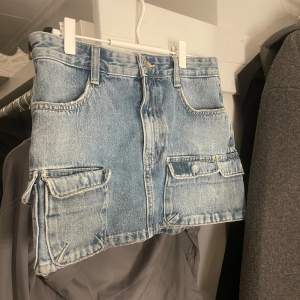 Jeans kjol fråm zara❣️säljer då jag har liknande så denna kommer inte till användning! Använd fåtal gånger så i bra skick❣️stl s 