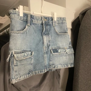 Jeans kjol - Jeans kjol fråm zara❣️säljer då jag har liknande så denna kommer inte till användning! Använd fåtal gånger så i bra skick❣️stl s 