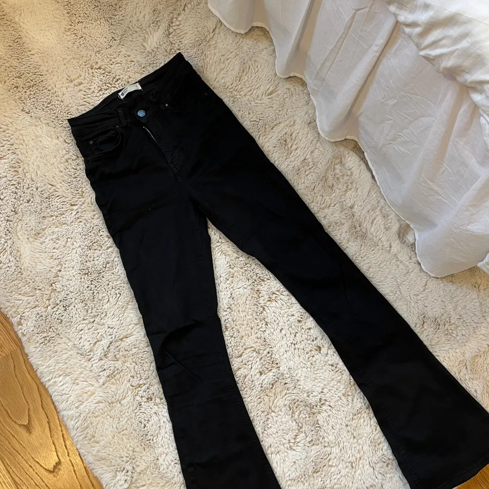 BOOTCUT jeans från Gina!🖤. Jeans & Byxor.