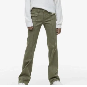 Gröna jeans  - Säljer dessa super fina gröna jeansen från hm som är super populära💕