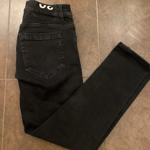 Dondup jeans - Tjena! Säljer nu dessa väldigt snygga dondup jeansen i modellen George • Skick 9/10 • Storlek 30 • Nypris: ca 3000kr • Mitt pris: 600kr (går att förhandla) • Hör gärna av er vid frågor eller funderingar;)