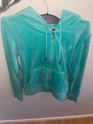 Grönt/ turkos juicy sätt - Grönt/ turkos juicy sätt i super bra skick. Andvänt några få gånger. Byxorna har fickor på rumpan och tröjan har ingenting på ryggen. 800kr för både byxor och tröja och 400kr för var och en. Byxorna är uppsydda så de passar någon som är runt en och 160